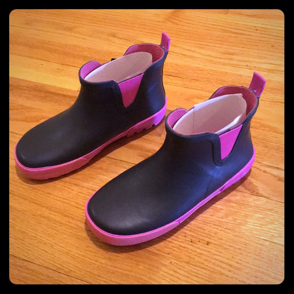 CYBER MONDAY SALE! NWT Kamik rain booties.